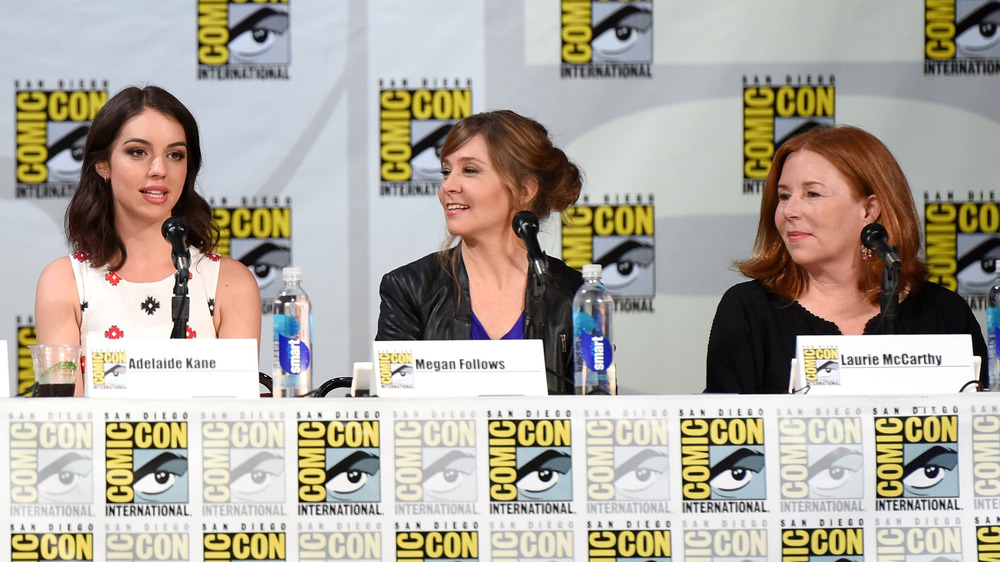 Reign actresses speaking to an audience at ComicCon