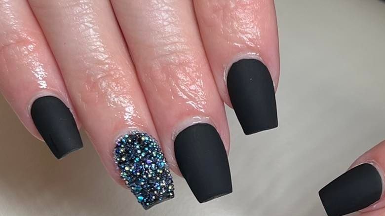 Black nails with pixie dust 