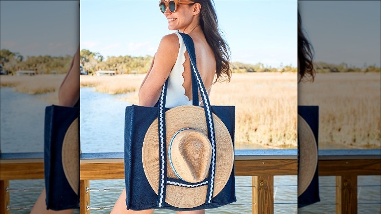 Brunette with a blue tote bag and hat