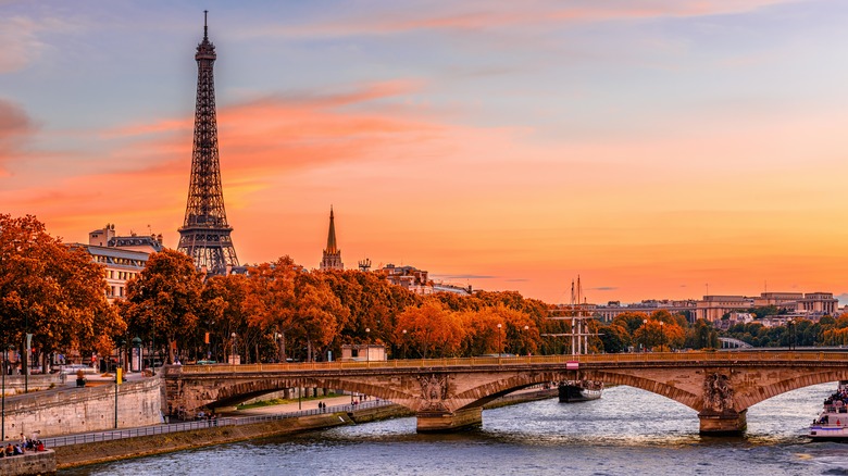 Paris' Eiffel Tower in autumn