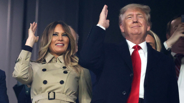 Melania, Donald Trump holding arm up