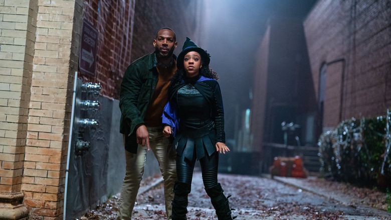 Priah Ferguson and Marlon Wayans in alley in The Curse of Bridge Hollow