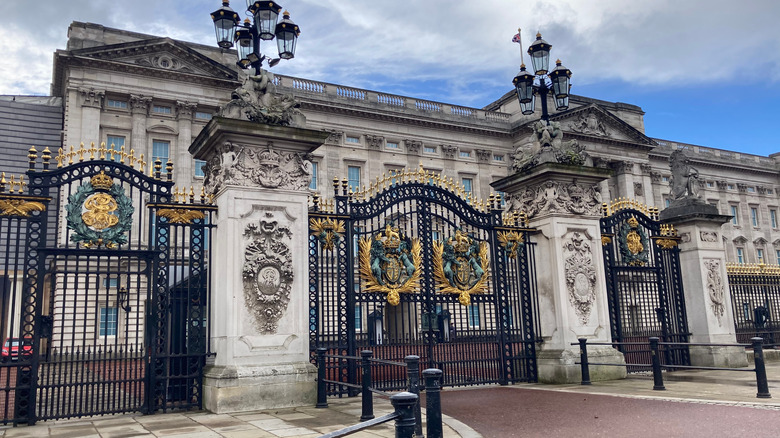 Buckingham Palace exterior gate 