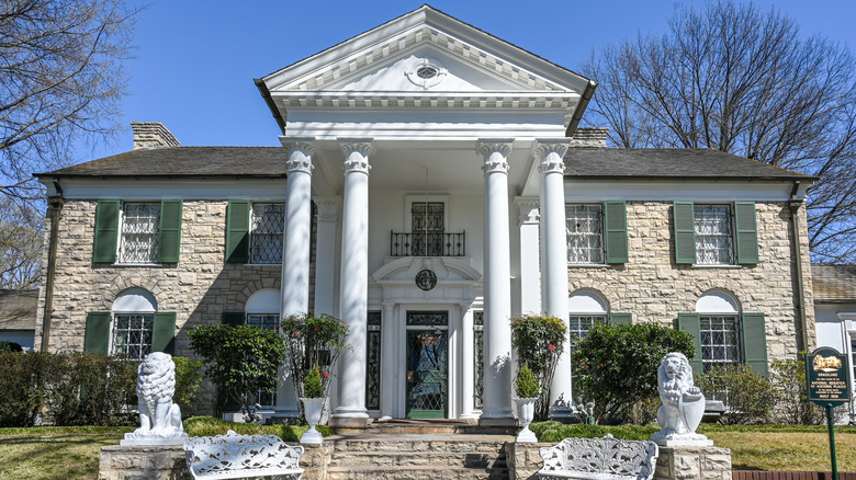 the front of Graceland mansion