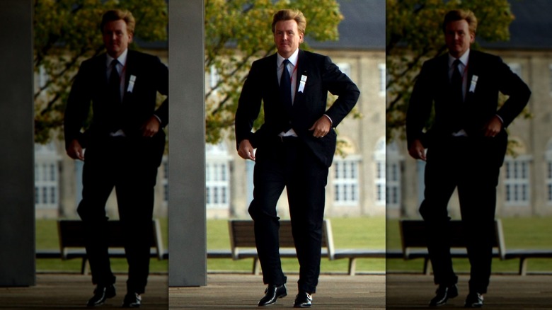 Willem-Alexander walking in windy weather