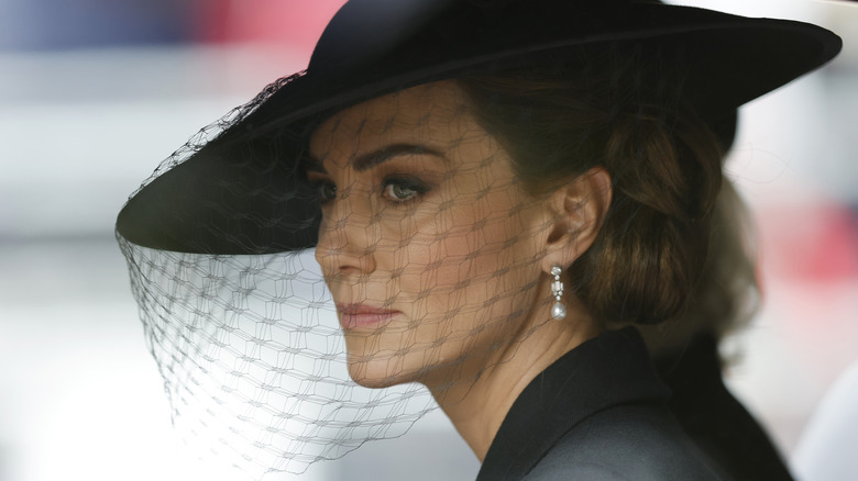 Kate Middleton wearing pearl earrings 
