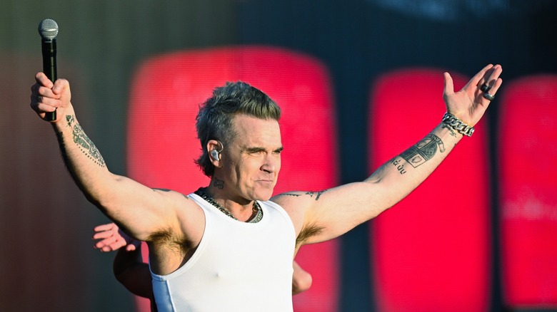 Robbie Williams arms out