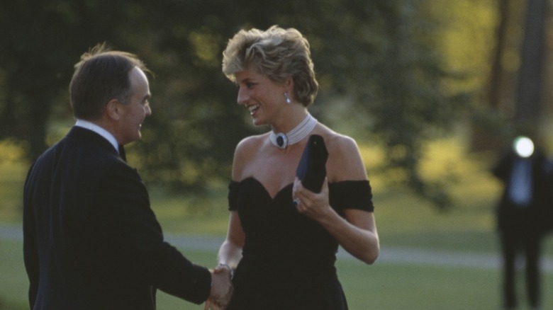 Elizabeth Debicki Wears Diana's Revenge Dress on The Crown | POPSUGAR  Fashion