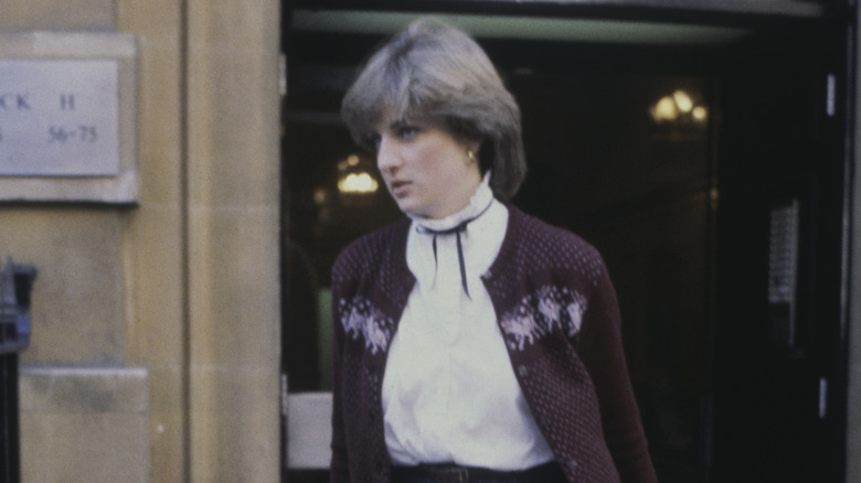 Diana avoiding paparazzi in 1980 