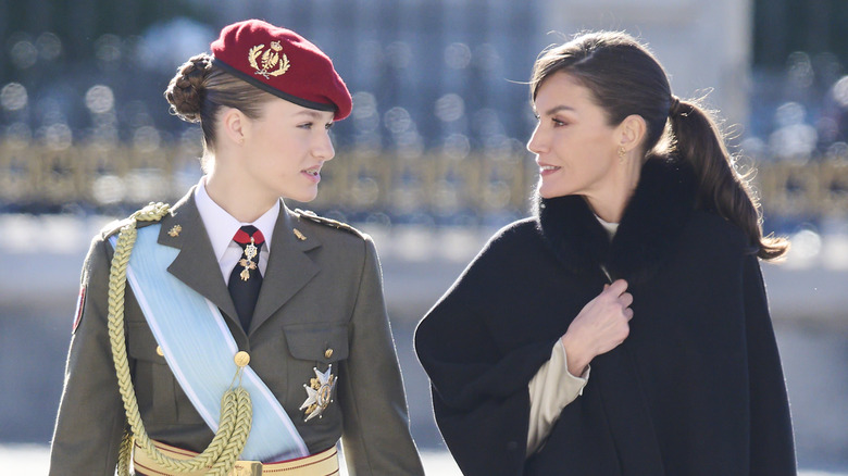 Leonor and Letizia looking at each other