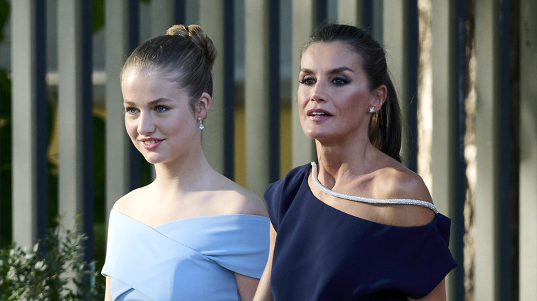 Leonor and Letizia walking