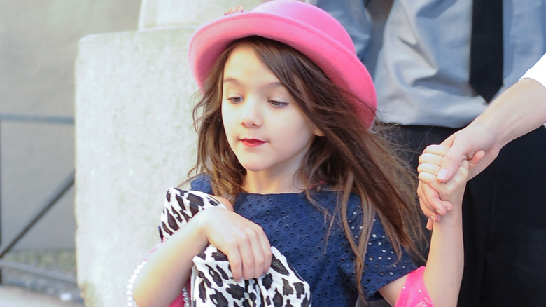 Suri Cruise in pink hat