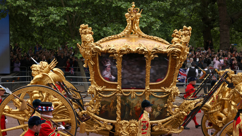 Queen Elizabeth hologram in Gold State Coach for Platinum Jubilee