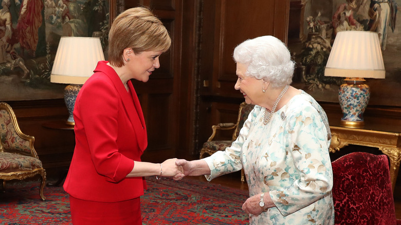 Nicola Sturgeon and Queen Elizabeth shaking hands