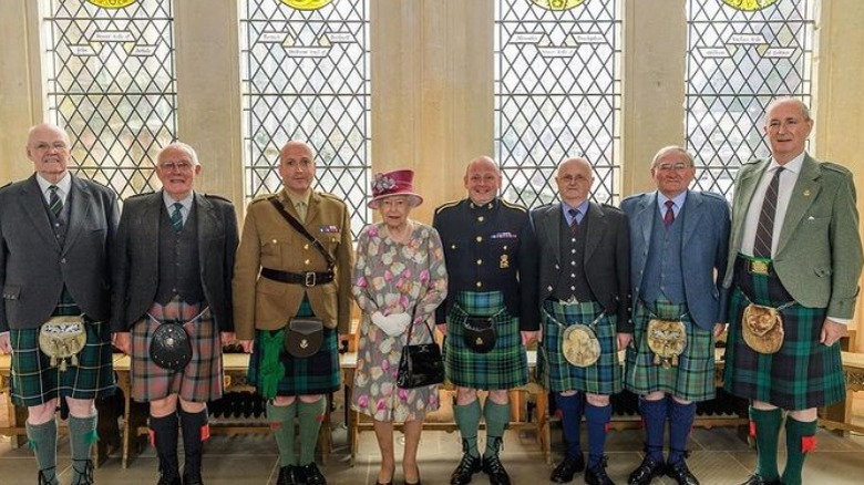 Queen Elizabeth with bagpipe regiment