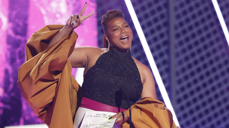 Queen Latifah giving V sign