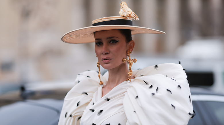 Woman wearing oversized raffia hat