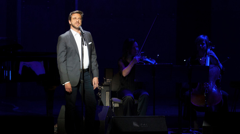 Raul Esparza onstate with musicians