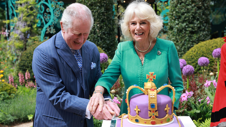 King Charles and Queen Camilla cutting cake