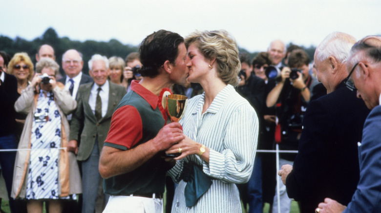 Prince Charles and Princess Diana kissing