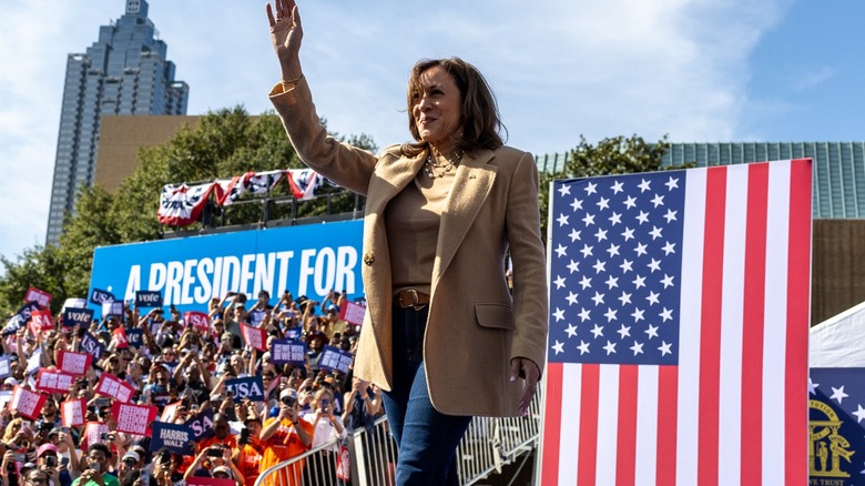 Kamala Harris waving while wearing jeans