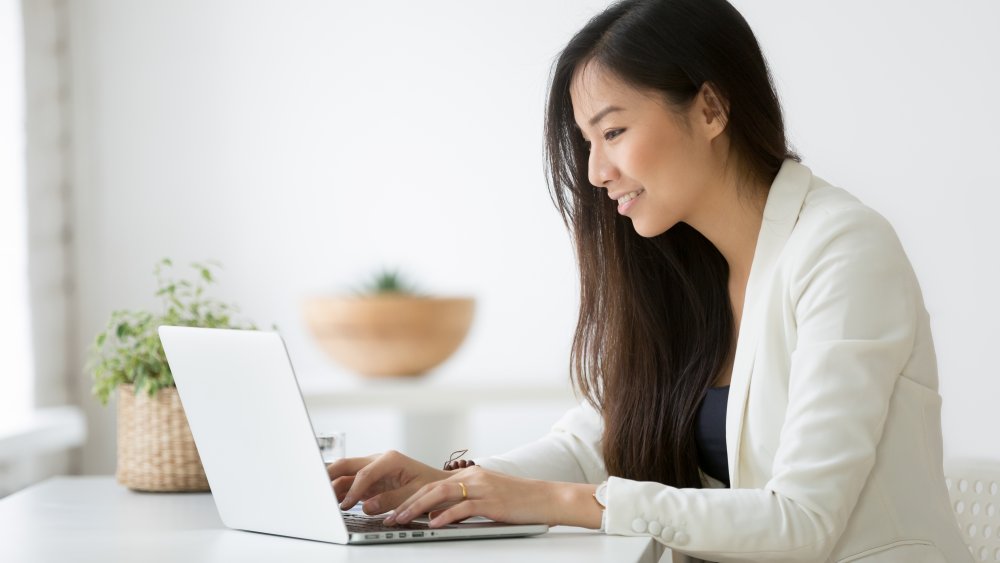 woman using laptop to order groceries from Aldi