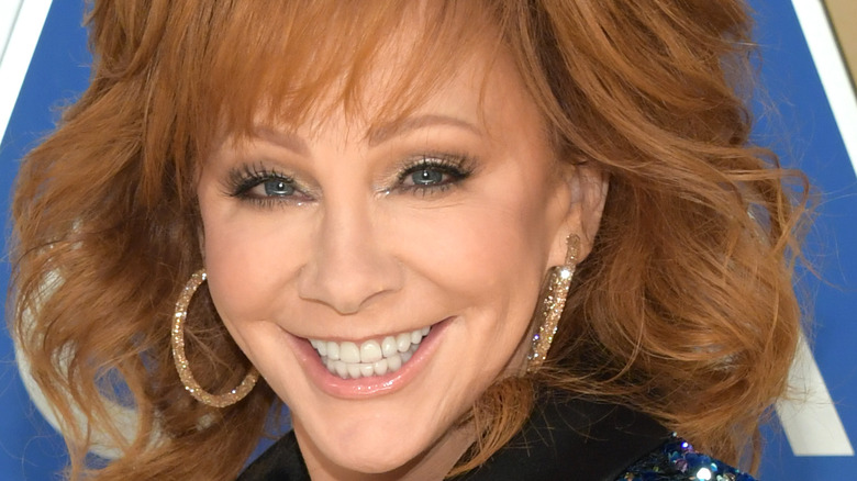 Reba McEntire smiles on the red carpet.