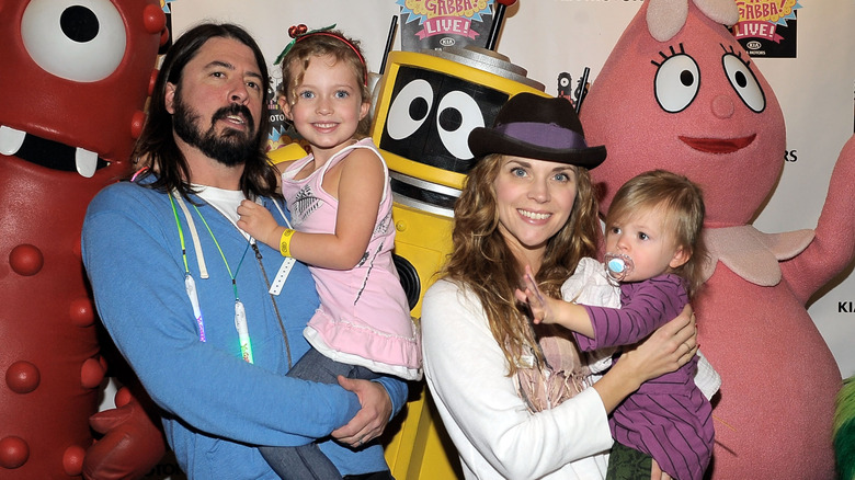 Dave Grohl, daughter Violet, wife Jordyn Blum and daughter Harper attend Yo Gabba Gabba! event in Los Angeles (2010)