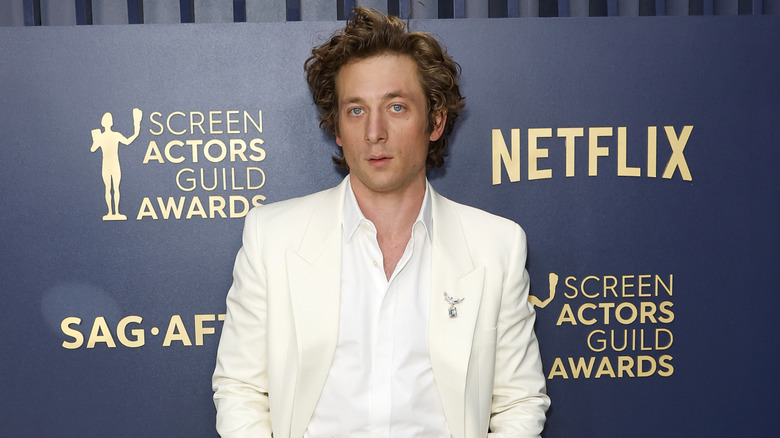 Jeremy Allen White posing on the red carpet at the Screen Actors Guild Awards