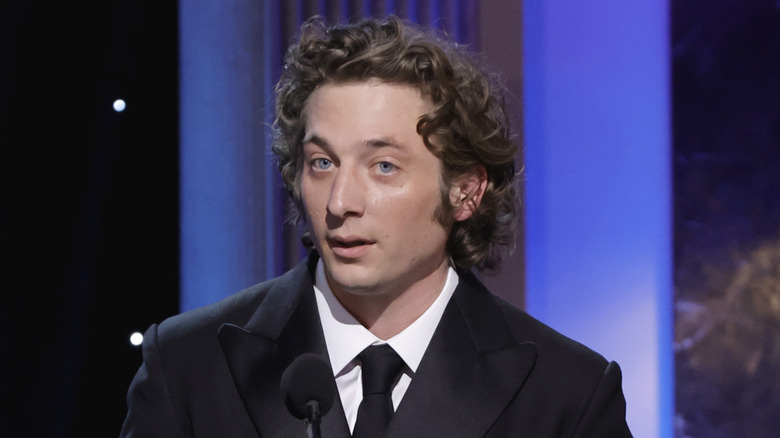 Jeremy Allen White delivering a speech in black tuxedo