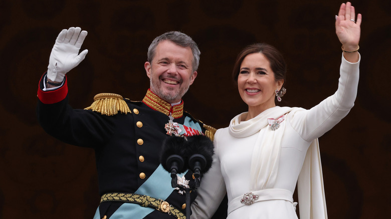 Queen Mary and King Frederik waving