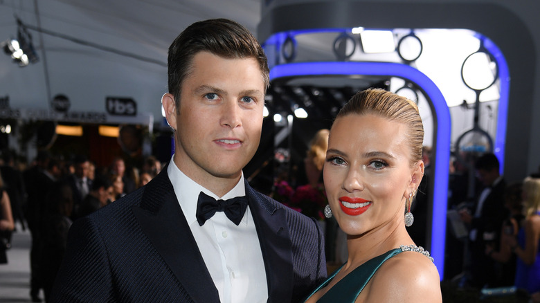 ﻿﻿Colin Jost and Scarlett Johansson smiling the 26th Annual Screen Actors Guild Awards at The Shrine Auditorium on January 19, 2020 in Los Angeles, California.