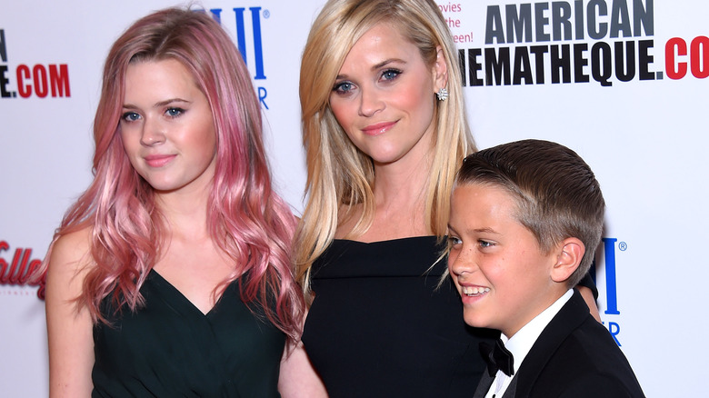 A young Ava Phillippe posing with her mom Reese Witherspoon and brother Deacon Phillippe