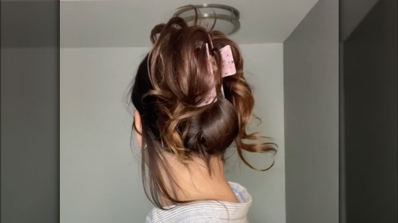 Claw clip hairstyle