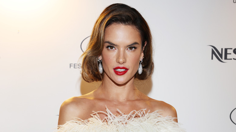 Alessandra Ambrosio wearing retro makeup 