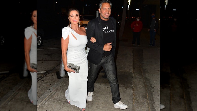  Kyle Richards and Mauricio Umansky arm and arm