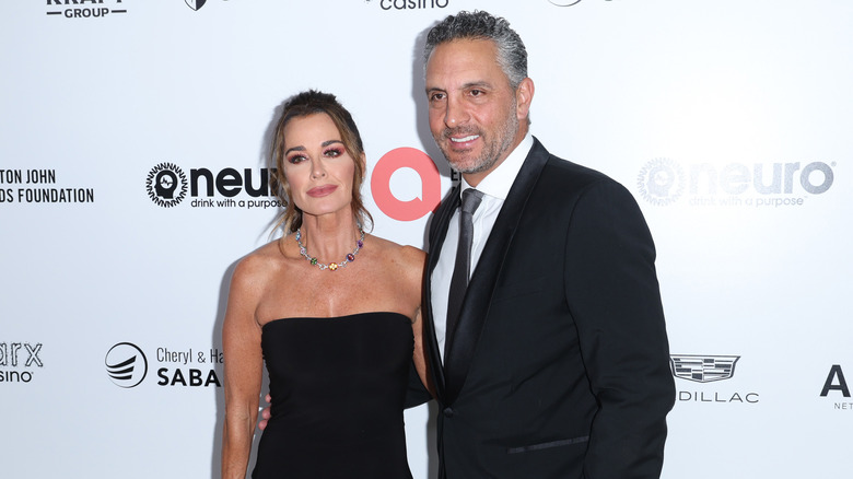  Kyle Richards and Mauricio Umansky posing