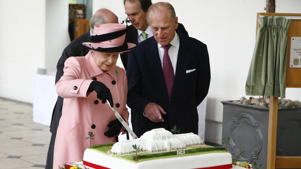 Queen Elizabeth II cutting cake
