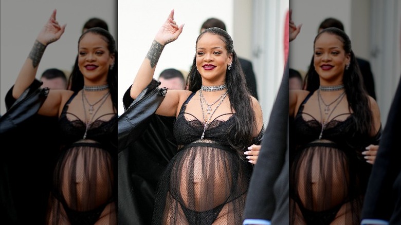 rihanna waving to crowd with baby bump