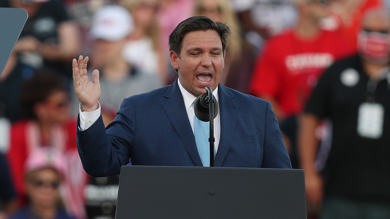 Ronald DeSantis speaking behind a podium