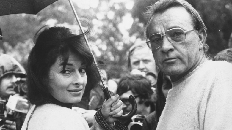 Elizabeth and Richard Burton near paparazzi