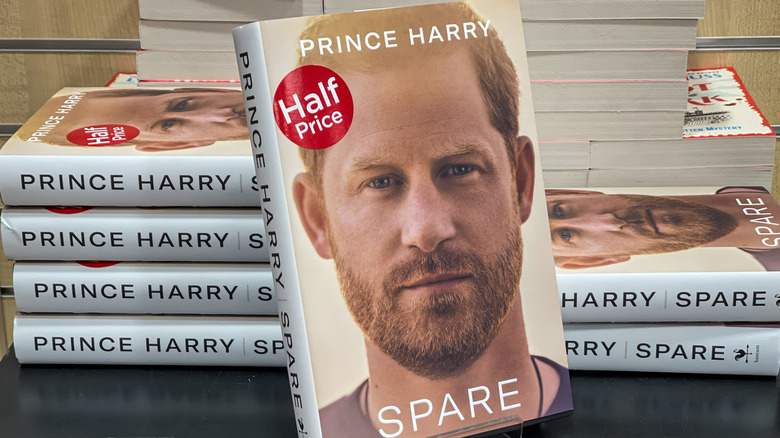 A table with several copies of Prince Harry's book 