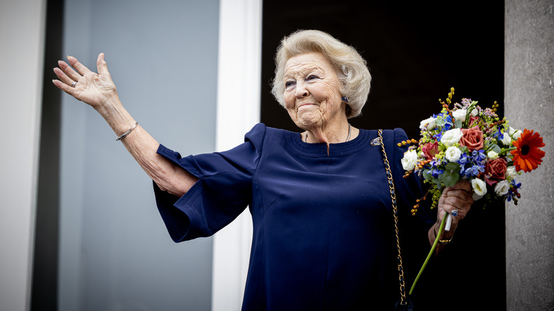 Princess Beatrix waving 