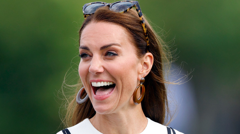 Catherine Middleton dangle earrings and sunglasses on her head