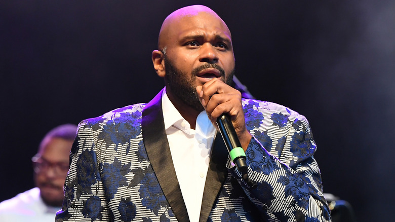 Ruben Studdard performing on stage 