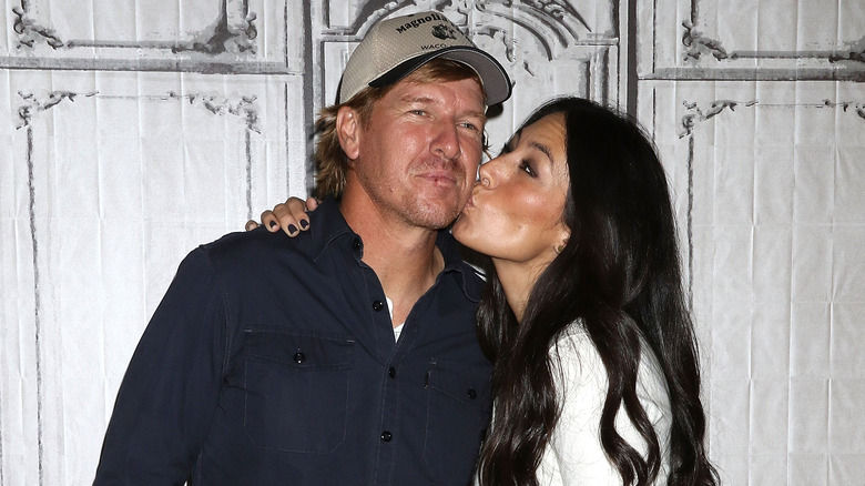 Joanna Gaines kissing Chip Gaines on the cheek