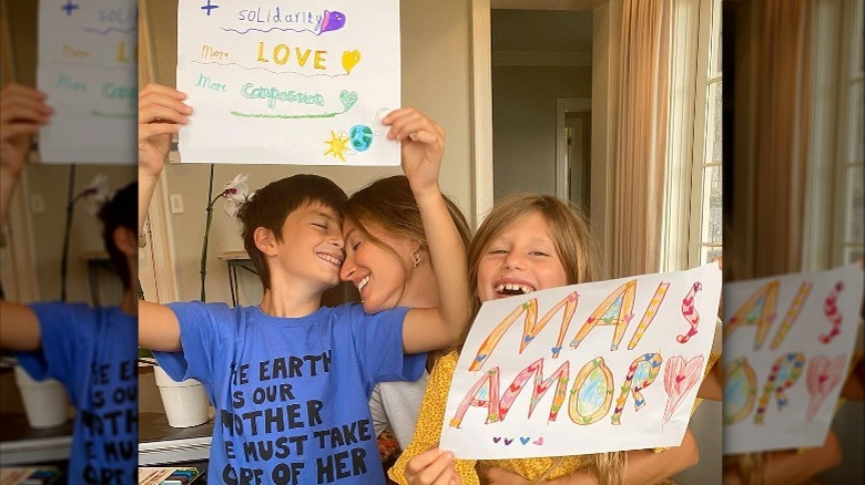 Gisele Bündchen and kids smiling