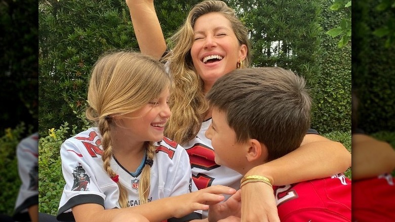 Gisele Bündchen and children smiling