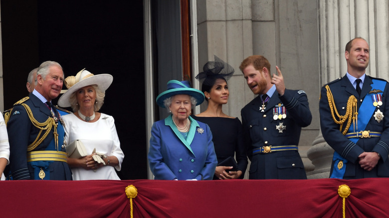 royal family on balcony 