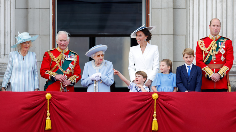 royal family on balcony 